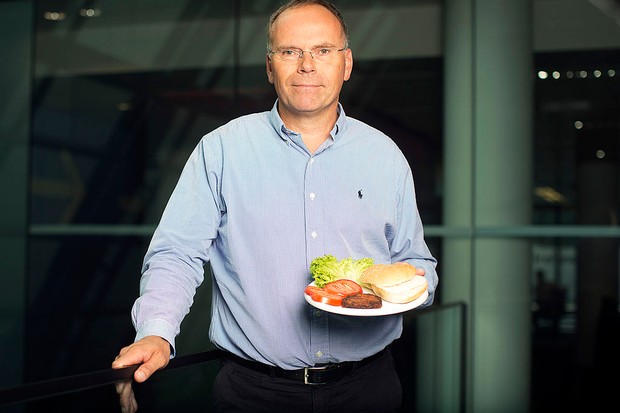 El científico holandés Dr. Mark Post con su hamburguesa cultivada en laboratorio © Simon Dawson / Bloomberg via Getty Images
